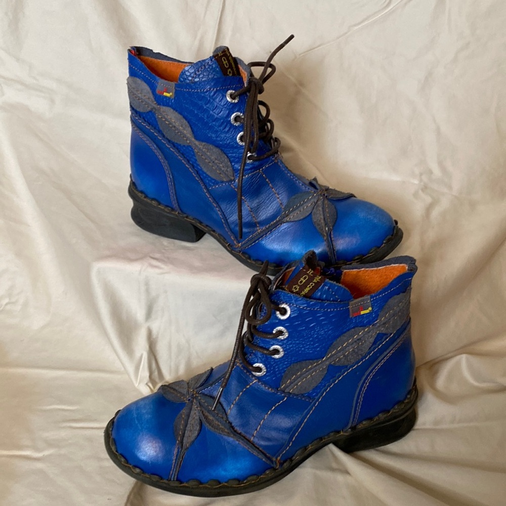 TMA Eyes Leather Bootie. Size 40/8.5. Blue.